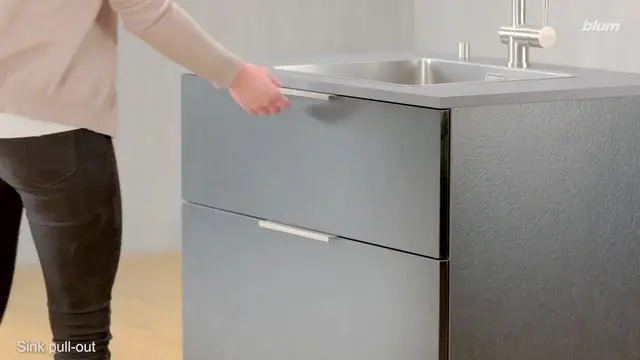 Scurt film despre TIP-ON BLUMOTION pentru extragerea de sub chiuvetă LEGRABOX