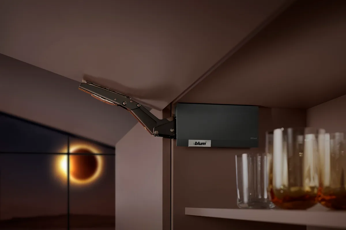 AVENTOS HK top în negru Eclipse