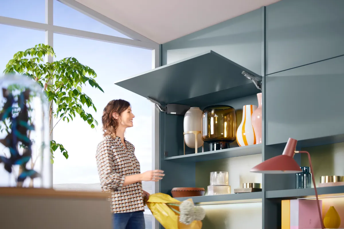 AVENTOS HK top